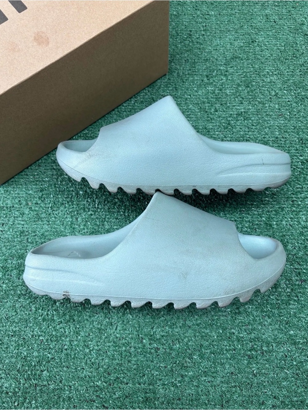 YEEZY SLIDE SALT SIZE 9